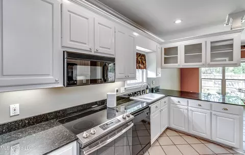 Kitchen - 252 Terrace Dr, Brandon, MS 39042 photo 2 of 5