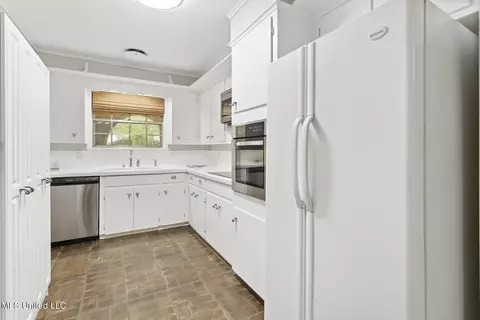 Kitchen - 3453 Dawn Dr, Pearl, MS 39208 photo 2 of 3