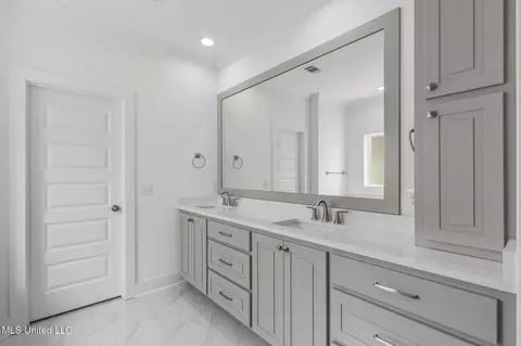 Bath - 424 Baleigh Way, Canton, MS 39046 photo 1 of 7