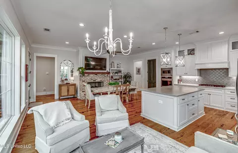 Kitchen - 258 Arbor Trl, Brandon, MS 39047 photo 2 of 6