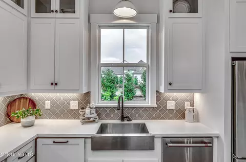 Kitchen - 258 Arbor Trl, Brandon, MS 39047 photo 5 of 6