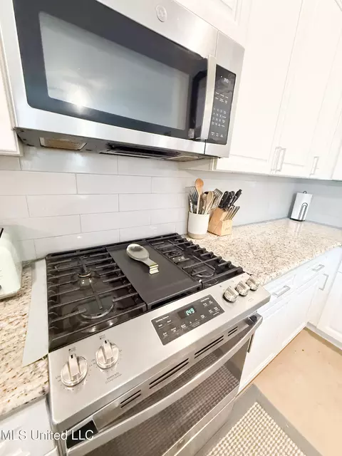 Kitchen - 146 Cedar Green Dr, Canton, MS 39046 photo 2 of 2
