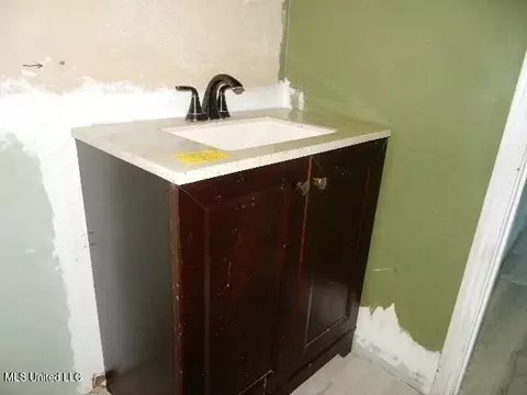 Bath - 310 Gates Ave, Long Beach, MS 39560 photo 2 of 3