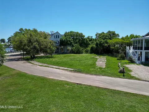 761 N 2nd St, Bay Saint Louis, MS 39520