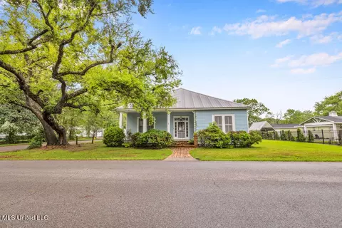 1312 Porter Ave, Ocean Springs, MS 39564