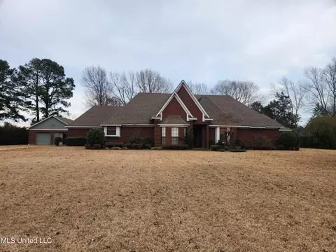 8950 Oakwood Ln, Olive Branch, MS 38654