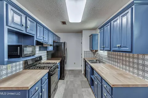 Kitchen - 1060 St Ann St, Jackson, MS 39202 photo 1 of 2
