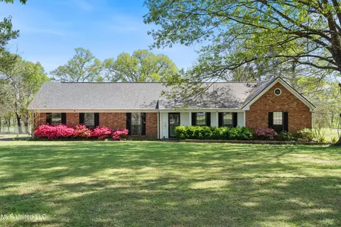 444 Shaker Dr, Senatobia, MS 38668