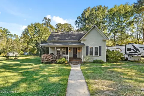 502 Collins St, Ellisville, MS 39437