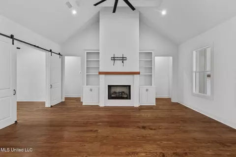 Living - 505 Castaway Cir, Brandon, MS 39047 photo 2 of 4