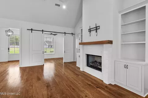 Living - 505 Castaway Cir, Brandon, MS 39047 photo 3 of 4