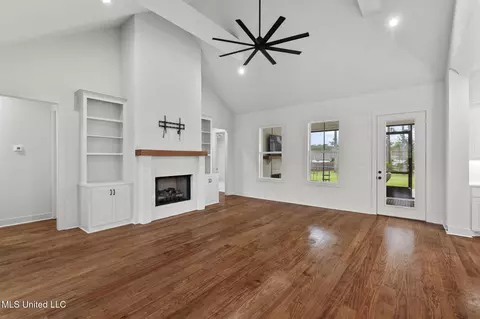 Living - 505 Castaway Cir, Brandon, MS 39047 photo 1 of 4