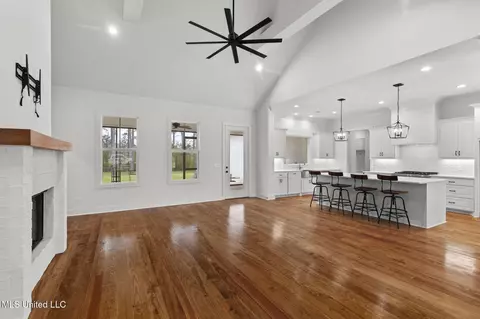 Living - 505 Castaway Cir, Brandon, MS 39047 photo 4 of 4
