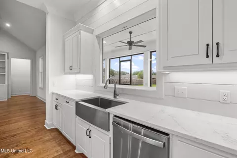Kitchen - 505 Castaway Cir, Brandon, MS 39047 photo 4 of 5