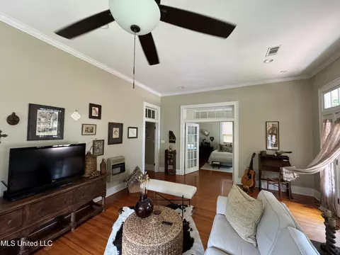 Living - 304 Lambert St, Natchez, MS 39120 photo 3 of 3