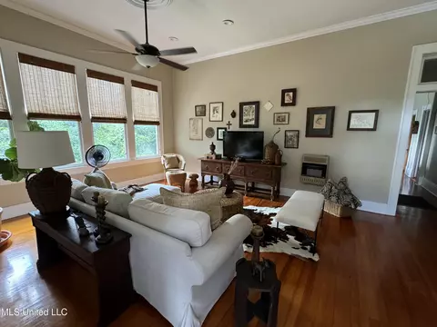 Living - 304 Lambert St, Natchez, MS 39120 photo 1 of 3