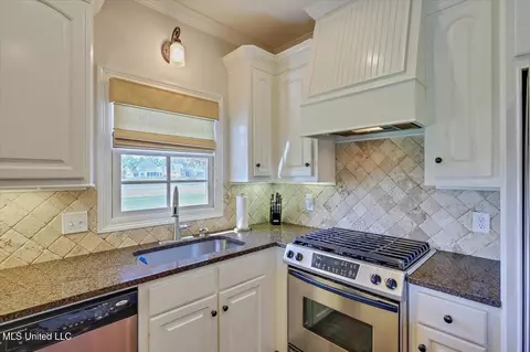 Kitchen - 101 Vinings Dr, Madison, MS 39110 photo 3 of 4