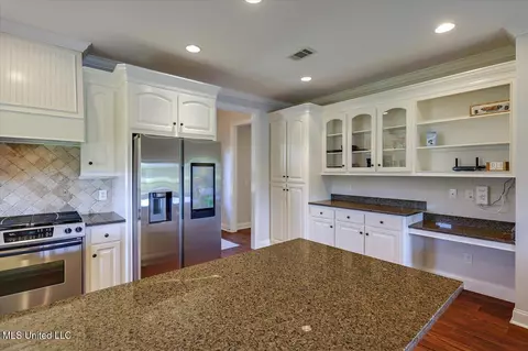 Kitchen - 101 Vinings Dr, Madison, MS 39110 photo 2 of 4