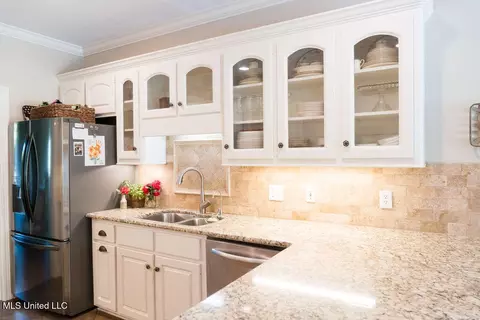 Kitchen - 1192 Windrose Cir, Madison, MS 39110 photo 11 of 12