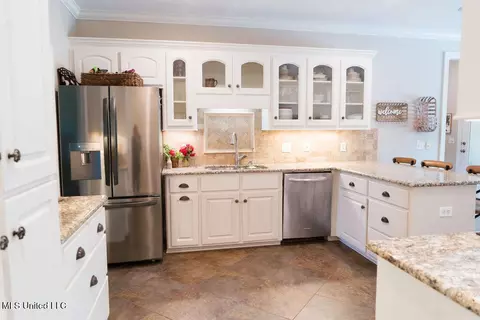 Kitchen - 1192 Windrose Cir, Madison, MS 39110 photo 5 of 12