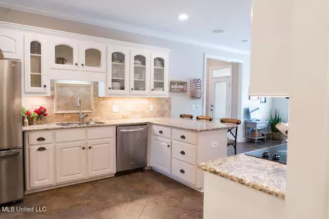 Kitchen - 1192 Windrose Cir, Madison, MS 39110 photo 4 of 12