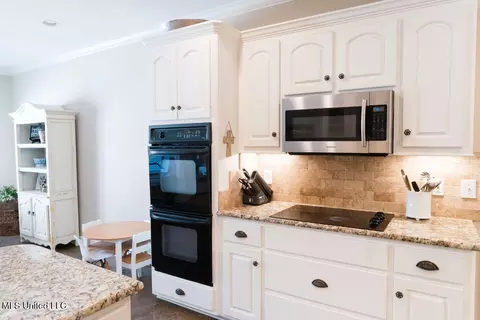 Kitchen - 1192 Windrose Cir, Madison, MS 39110 photo 12 of 12