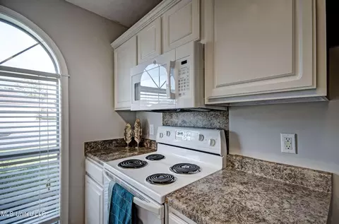 Kitchen - 608 Shadowridge Dr, Brandon, MS 39047 photo 3 of 4