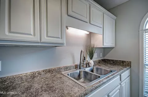 Kitchen - 608 Shadowridge Dr, Brandon, MS 39047 photo 2 of 4