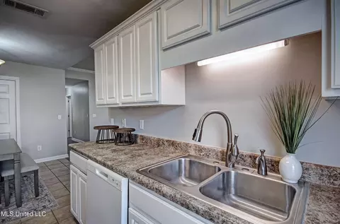 Kitchen - 608 Shadowridge Dr, Brandon, MS 39047 photo 4 of 4
