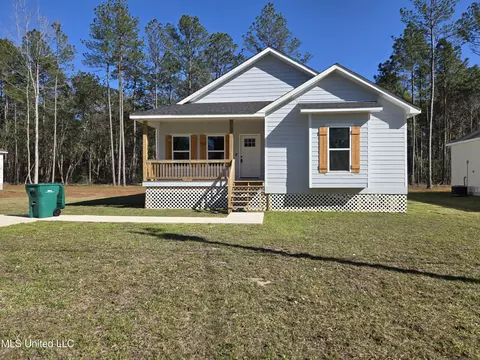 1713 E Lakeshore Dr, Carriere, MS 39426