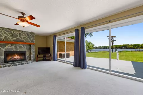 5212 Lakeview Dr, Moss Point, MS 39563 photo 8