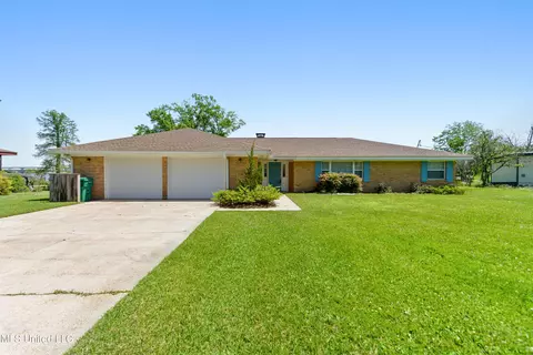 5212 Lakeview Dr, Moss Point, MS 39563