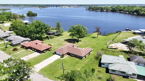 5212 Lakeview Dr, Moss Point, MS 39563 photo 2