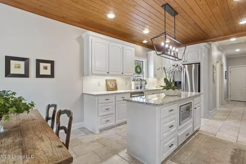 Kitchen - 543 Turtle Ln, Brandon, MS 39047 photo 1 of 8