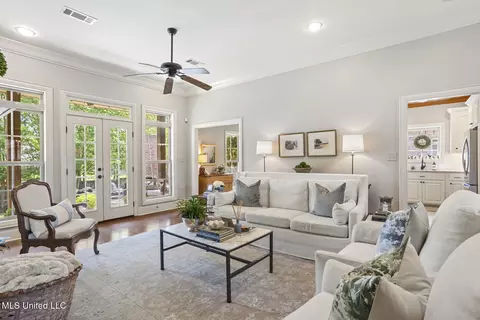 Living - 543 Turtle Ln, Brandon, MS 39047 photo 4 of 4