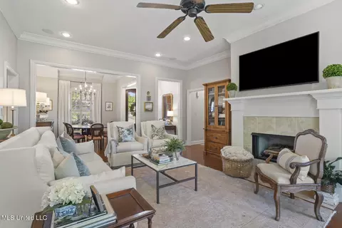Living - 543 Turtle Ln, Brandon, MS 39047 photo 3 of 4