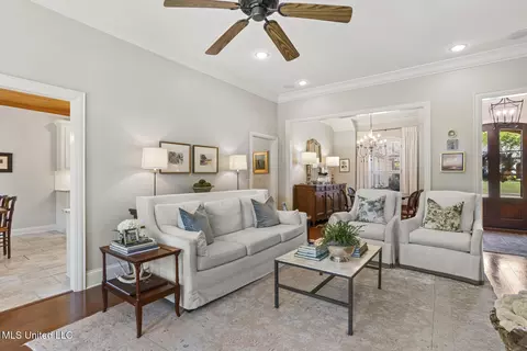 Living - 543 Turtle Ln, Brandon, MS 39047 photo 2 of 4