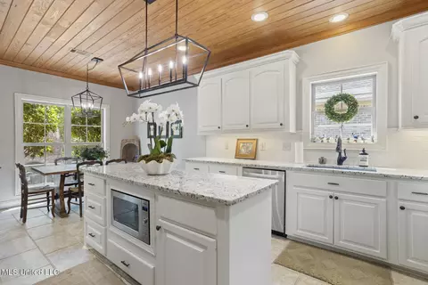 Kitchen - 543 Turtle Ln, Brandon, MS 39047 photo 8 of 8