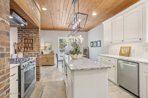 Kitchen - 543 Turtle Ln, Brandon, MS 39047 photo 5 of 8