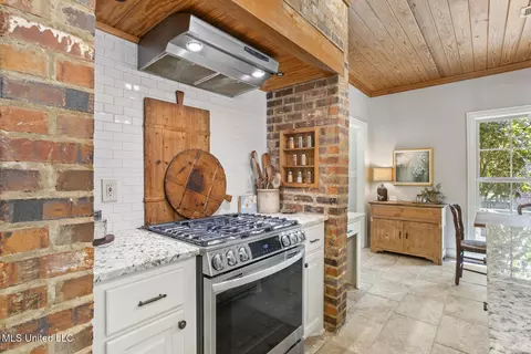 Kitchen - 543 Turtle Ln, Brandon, MS 39047 photo 7 of 8