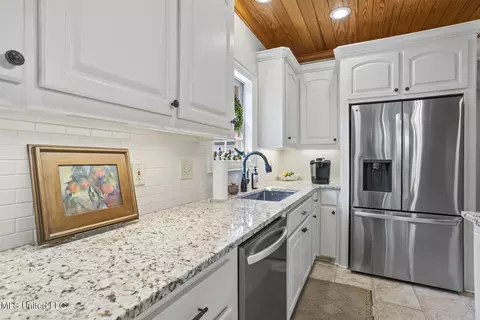 Kitchen - 543 Turtle Ln, Brandon, MS 39047 photo 3 of 8