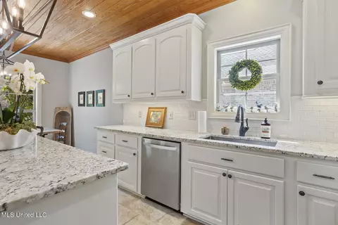 Kitchen - 543 Turtle Ln, Brandon, MS 39047 photo 4 of 8