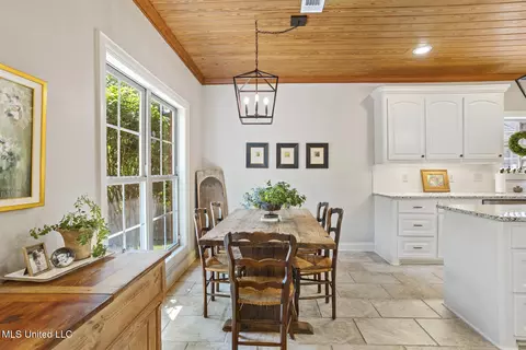 Dining - 543 Turtle Ln, Brandon, MS 39047 photo 2 of 3