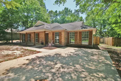 1225 Oak St, Ocean Springs, MS 39564