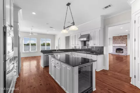 Kitchen - 230 Belle Pointe Cir, Madison, MS 39110 photo 2 of 2