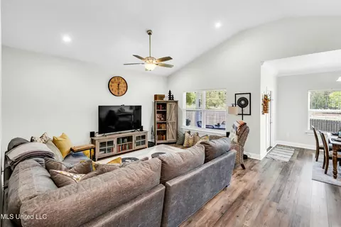 724 Waters View Dr, Biloxi, MS 39532 photo 8