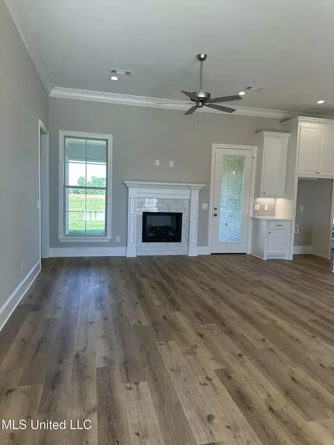 Living - 485 Aurora Cir, Canton, MS 39046 photo 1 of 1
