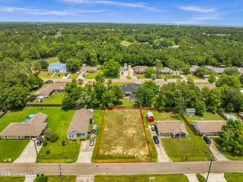 243 Bay Oaks Dr, Bay Saint Louis, MS 39520