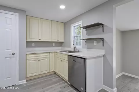 Kitchen - 370 Mcgregor Rd, Wiggins, MS 39577 photo 4 of 5