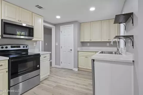 Kitchen - 370 Mcgregor Rd, Wiggins, MS 39577 photo 5 of 5